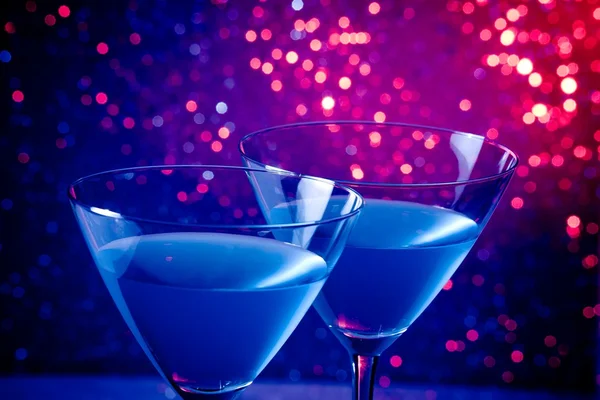 Detail of a pair of glasses of blue cocktail on table — Stock Photo, Image