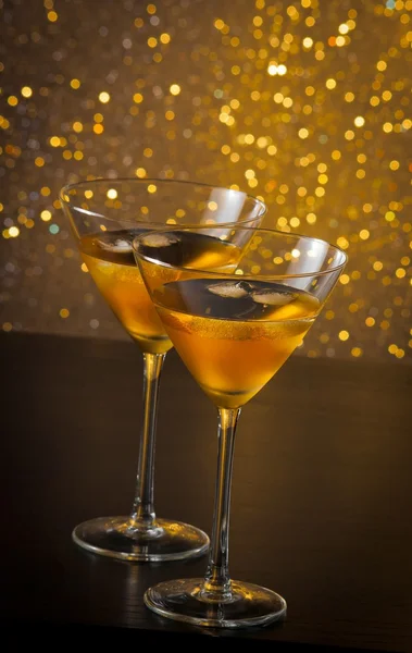 Two glasses of fresh cocktail with ice on bar table — Stock Photo, Image