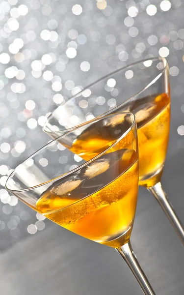 Twee glazen van verse cocktail met ijs op tafel — Stockfoto