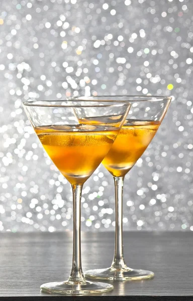 Glasses of fresh cocktail with ice on bar table — Stock Photo, Image