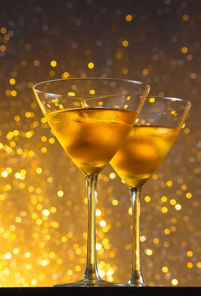 Glasses of fresh cocktail with ice on bar table — Stock Photo, Image