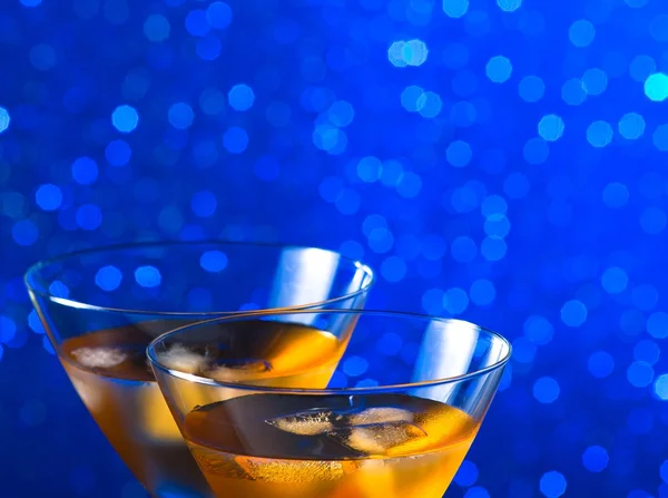 Detail of glasses of fresh cocktail with ice on bar table — Stock Photo, Image