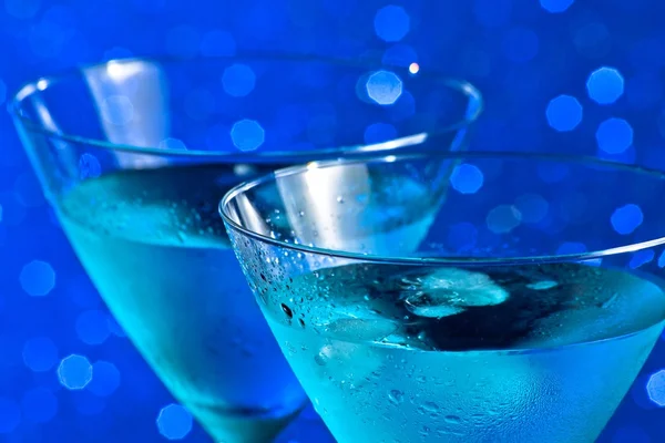 Ein Paar frische blaue Cocktails mit Eis — Stockfoto