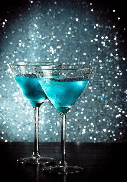 taze mavi kokteyl bar masa buzlu bardak