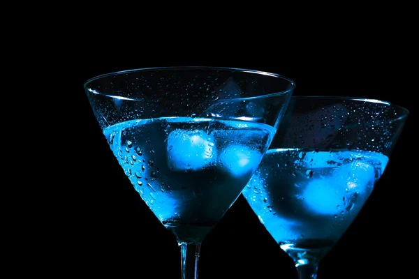 Dettaglio di bicchieri di fresco cocktail blu con ghiaccio su sfondo nero — Foto Stock