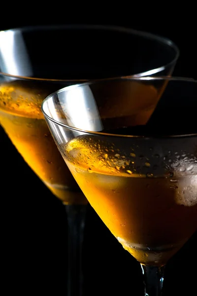 Een paar glazen van verse cocktail met ijs — Stockfoto