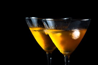 iki bardak taze kokteyl buz ile
