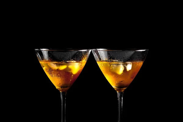 Une paire de verres de cocktail frais avec de la glace — Photo