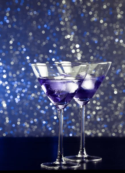 Glasses of fresh cocktail with ice on bar table — Stock Photo, Image