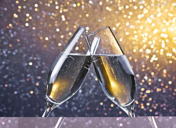 Two champagne flutes with golden bubbles on light bokeh background — Stock Photo, Image