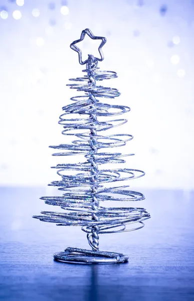 Nahaufnahme des modernen metallischen Weihnachtsbaums auf Holztisch — Stockfoto