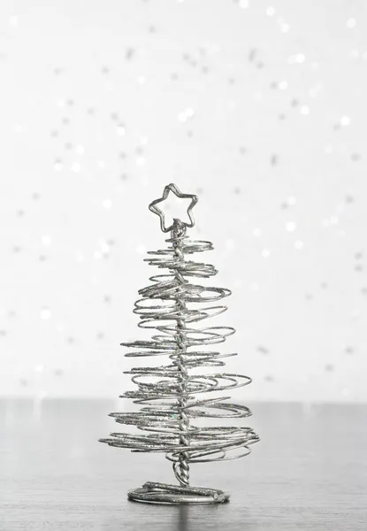 Close-up van metalen moderne kerstboom op houten tafel — Stockfoto