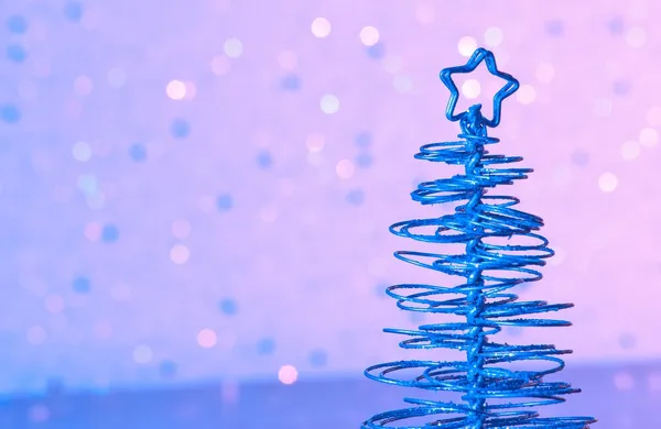 Modern metallic-blauer Weihnachtsbaum auf Holztisch — Stockfoto