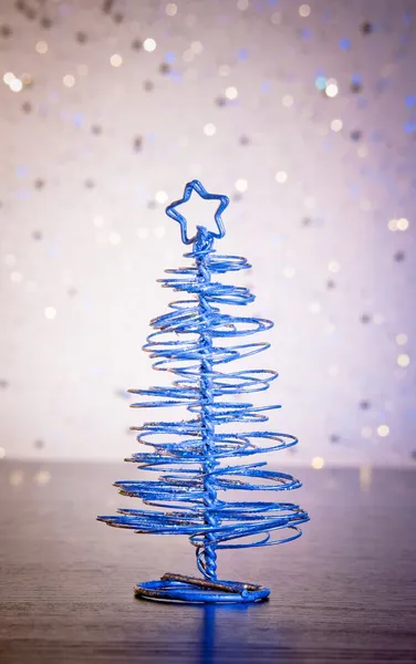 Un albero di Natale moderno metallizzato blu magico sul tavolo di legno — Foto Stock
