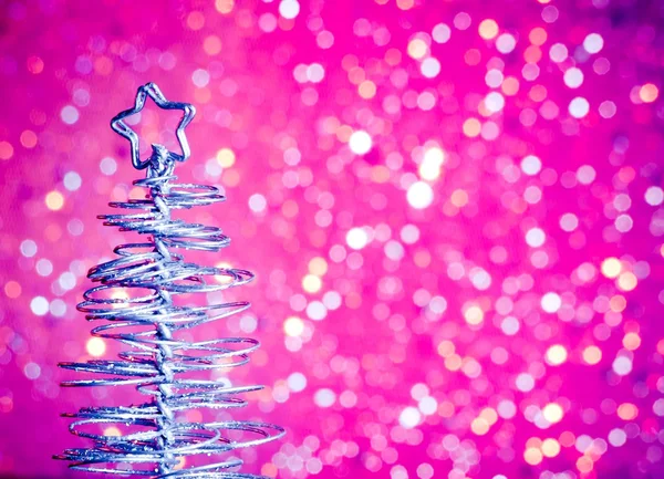 Close-up de árvore de natal moderna metálica na mesa de madeira — Fotografia de Stock