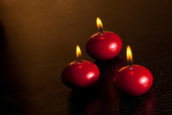 Haut de la vue des bougies de Noël rouges sur fond de lumière teintée chaude — Photo