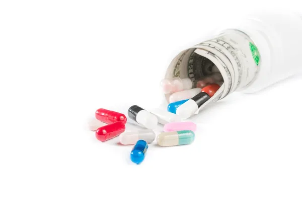 Pílulas coloridas perto de dólares americanos enrolados, altos custos de conceito de medicação caro — Fotografia de Stock