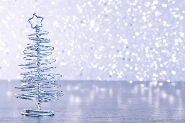 Albero di Natale moderno metallizzato su tavola di legno — Foto Stock