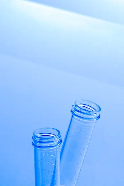 Detalle de tubos de ensayo vacíos en el laboratorio de la mesa —  Fotos de Stock