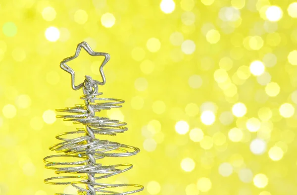 Detalhe da árvore de natal moderna metálica na mesa de madeira — Fotografia de Stock