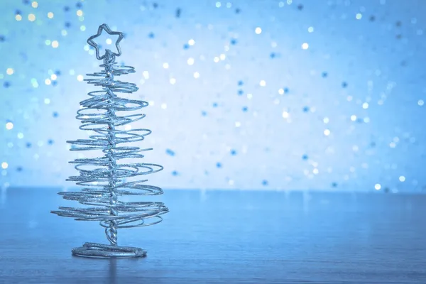 Moderner metallischer Weihnachtsbaum auf Holztisch — Stockfoto