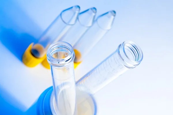 Detalhe dos tubos de ensaio em laboratório na mesa — Fotografia de Stock