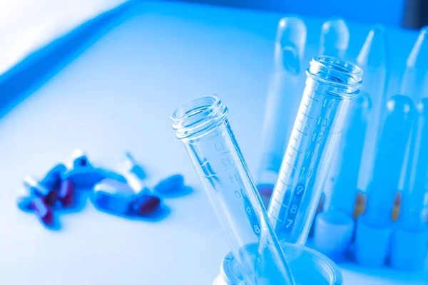 Detalhe de tubos de ensaio em laboratório perto de pílulas — Fotografia de Stock