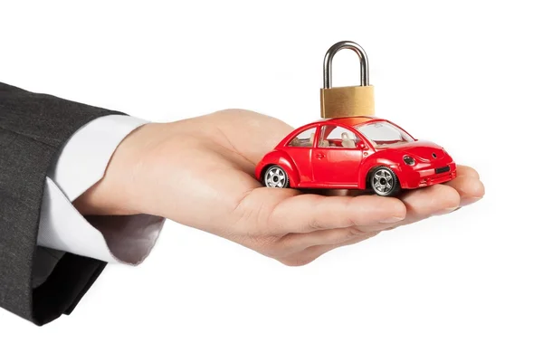 Αυτοκίνητο παιχνίδι με κλείδωμα πάνω στο χέρι της έννοιας άνθρωπος επιχειρήσεων για ασφάλιση, αγορά, Ενοικίαση, καυσίμων ή συντήρησης και επισκευής κόστος — Φωτογραφία Αρχείου