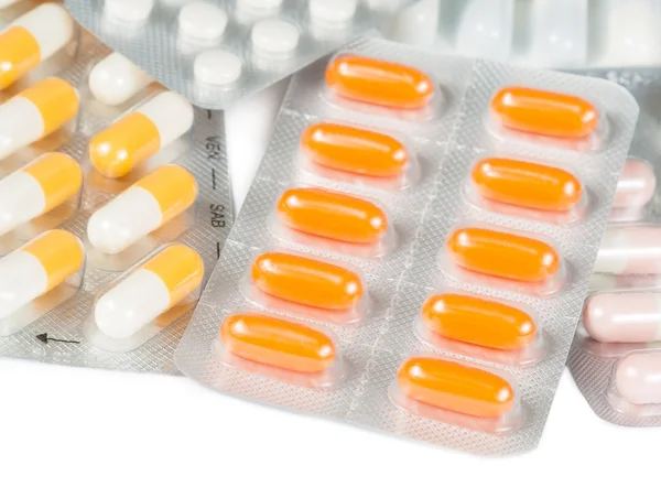 Medikamentenpillen und Kapseln in Blasen isoliert — Stockfoto