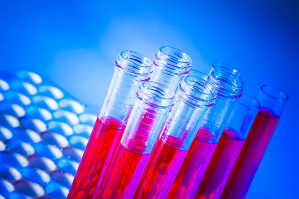 Tubos de ensayo con líquido rojo en laboratorio — Foto de Stock