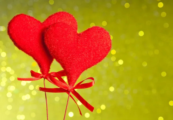 Dos corazones de terciopelo rojo, concepto de día de San Valentín —  Fotos de Stock