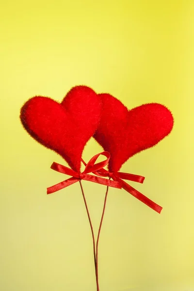 Dois corações de veludo vermelho, conceito de dia dos namorados — Fotografia de Stock