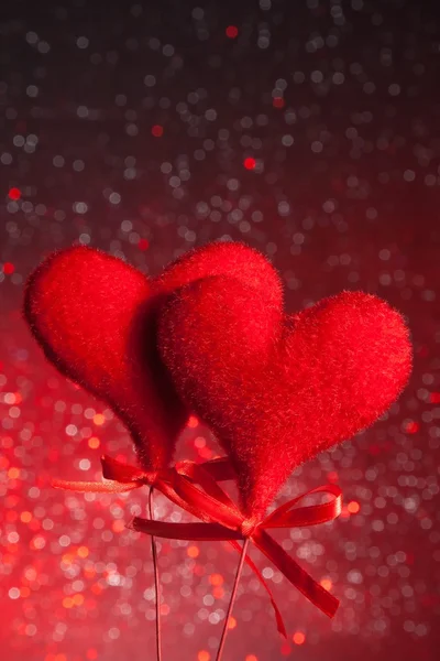 Deux coeurs en velours rouge, concept de Saint Valentin — Photo