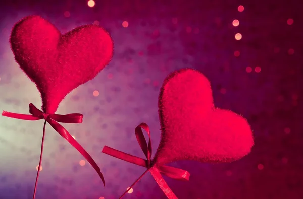 Dos corazones de terciopelo rojo, concepto de día de San Valentín —  Fotos de Stock