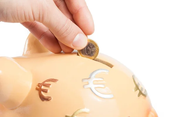 Mão inserir uma moeda em um banco porquinho, conceito para negócios e economizar dinheiro — Fotografia de Stock