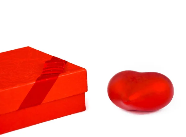 Due cuori rossi e un dono su sfondo bianco, concetto di San Valentino — Foto Stock