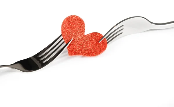 Detalle de corazón rojo decorativo cerca de horquillas sobre fondo blanco, cena de San Valentín sobre fondo blanco —  Fotos de Stock