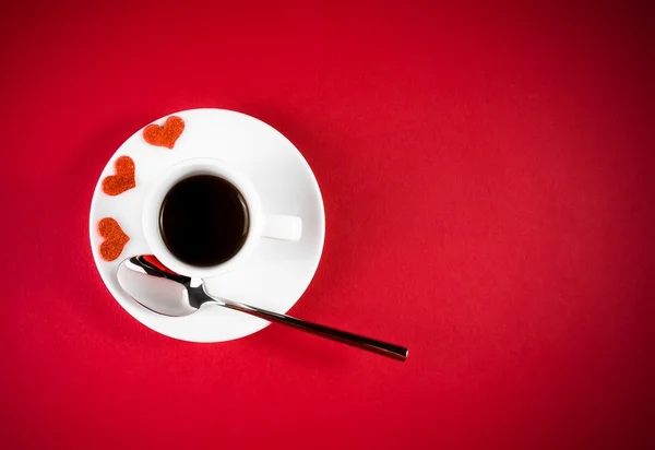 Nejlepší z pohledu dekorativní červené srdce poblíž šálek kávy na stole červené, koncept Valentýn — Stock fotografie