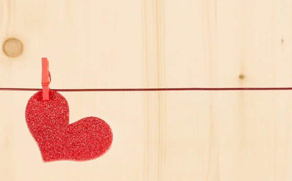 One decorative red heart hanging on wood background, concept of valentine day — Stock Photo, Image