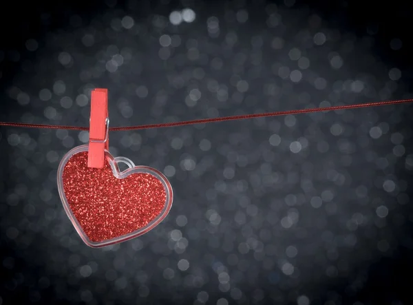 装饰红色的心悬在暗光散景背景下，情人节的概念 — 图库照片