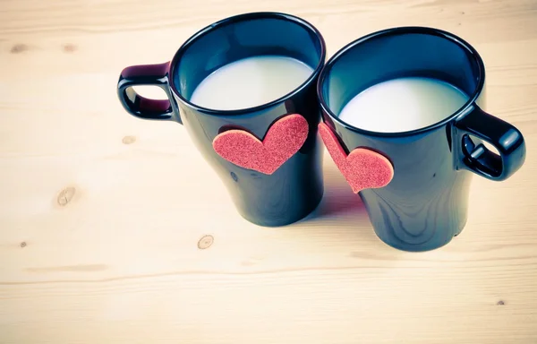 Estilo vintage de taza de leche con corazones decorativos en mesa de madera, concepto de día de San Valentín — Foto de Stock