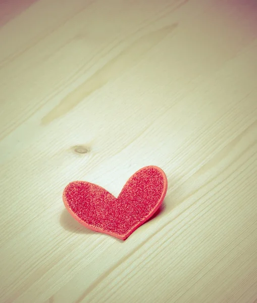 Stile vintage di decorativo cuore rosso su sfondo di legno, concetto di giorno di San Valentino — Foto Stock