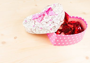 Şerit üzerindeki ahşap masa, Sevgililer günü kavramı ile hediye kutusu