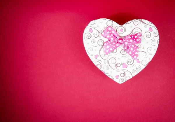 Caja de regalo con cinta sobre fondo rojo, concepto de día de San Valentín —  Fotos de Stock