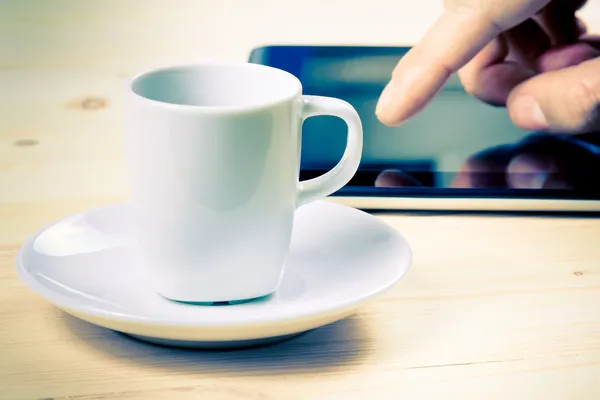 Чашка кофе перед планшетом, концепция новой технологии — стоковое фото