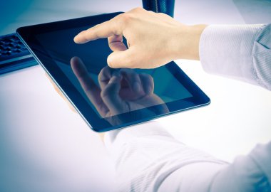 Dijital tablet pc ofiste tutan işadamı
