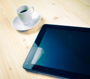 kahve yakınındaki bir tablet, yeni teknoloji kavramı