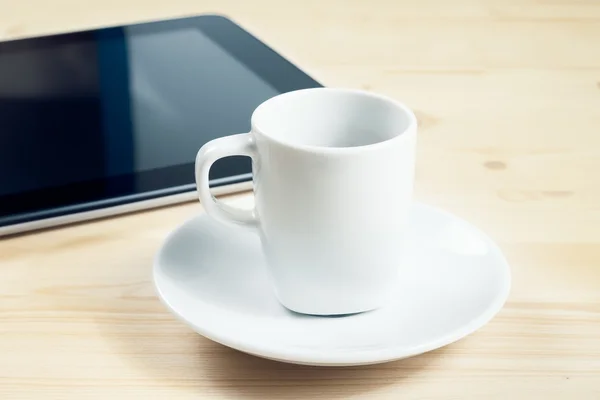 Copa de café frente a la tableta, concepto de nueva tecnología — Foto de Stock