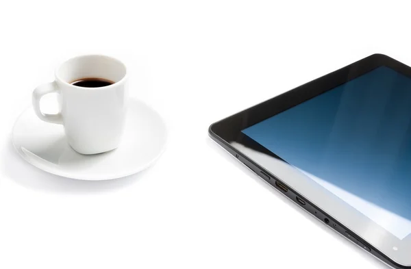 Taza de café cerca de una tableta PC, concepto de nueva tecnología — Foto de Stock