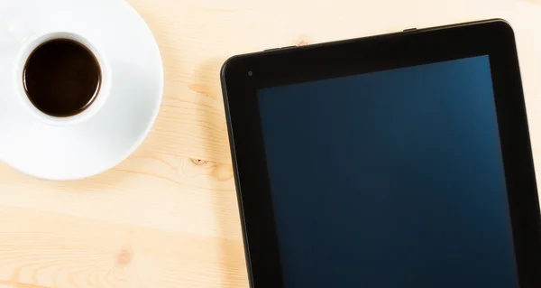 Blick von oben auf Tasse Kaffee und Tablet, Konzept der neuen Technologie — Stockfoto